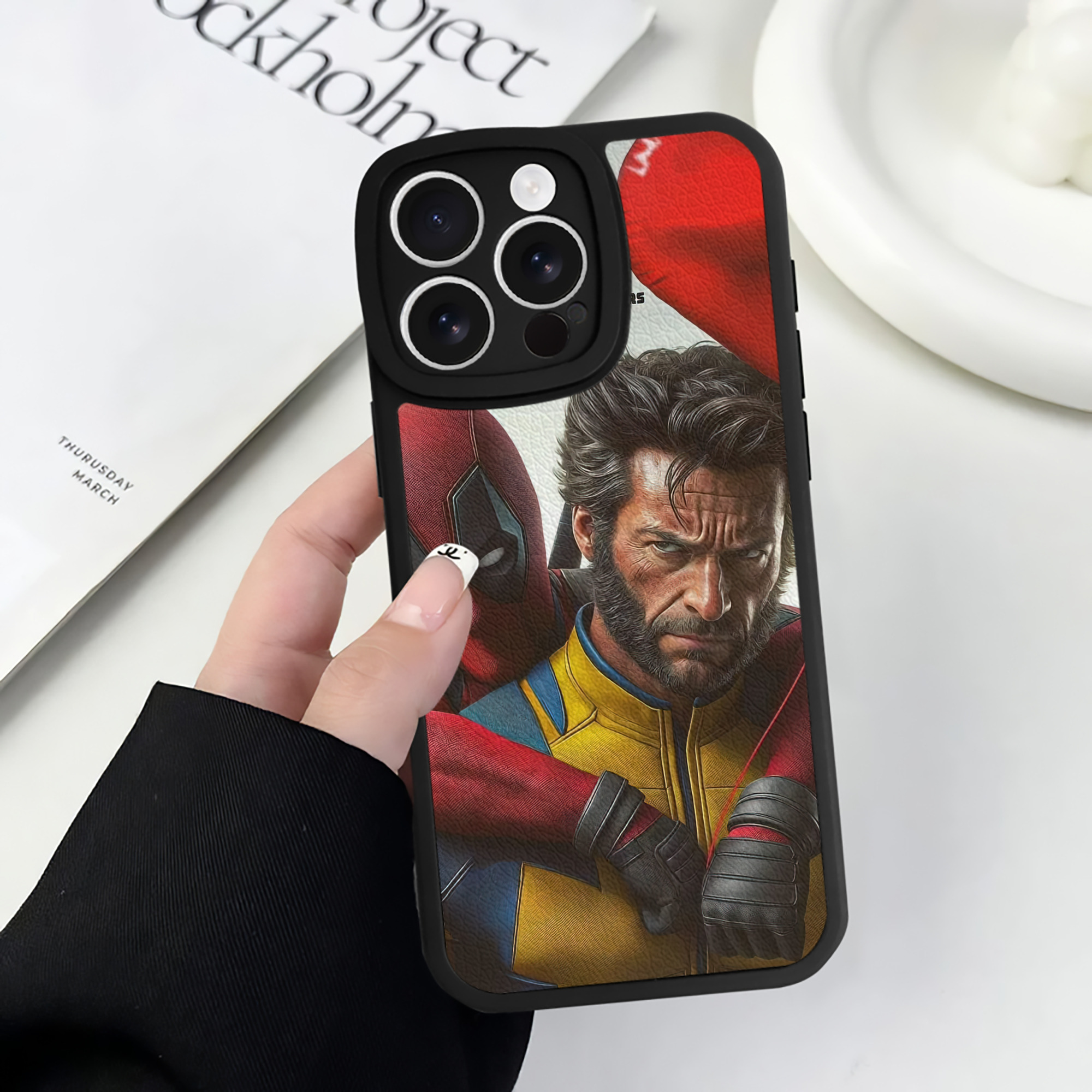 （画像用） Deadpool デッドプール 【iPhone 16シリーズ対応】シリコンスマホケース（レザー調） 材質：シリコン